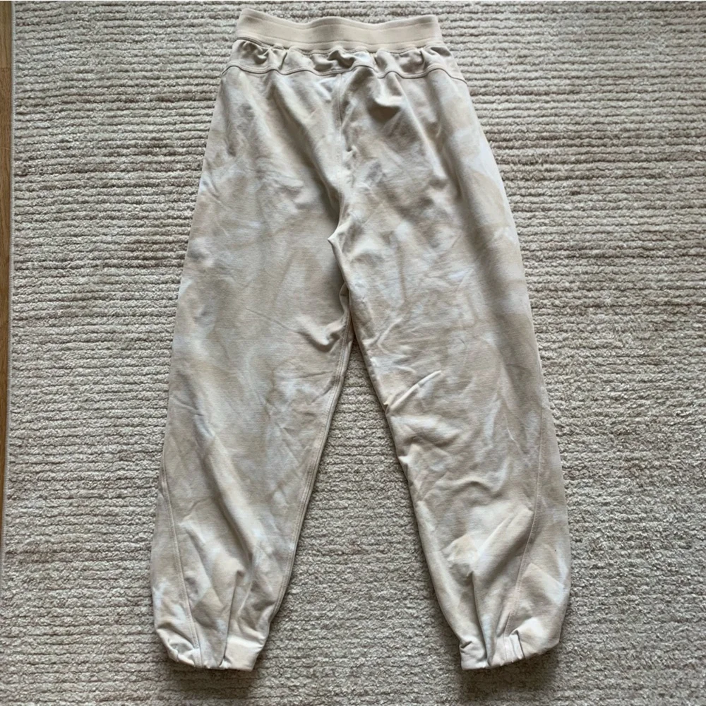 Lululemon LA Tapered Leg Jogger Beige Size 4